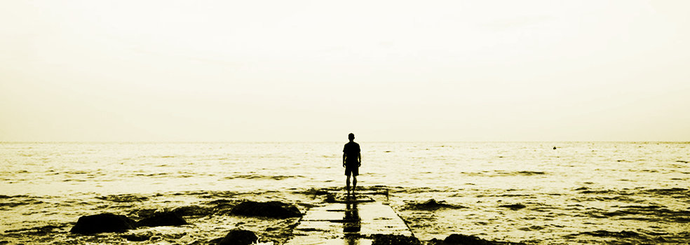 Una persona mirando al horizonte marino